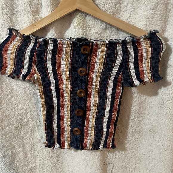 Adorable off the shoulder top - Picture 1 of 4